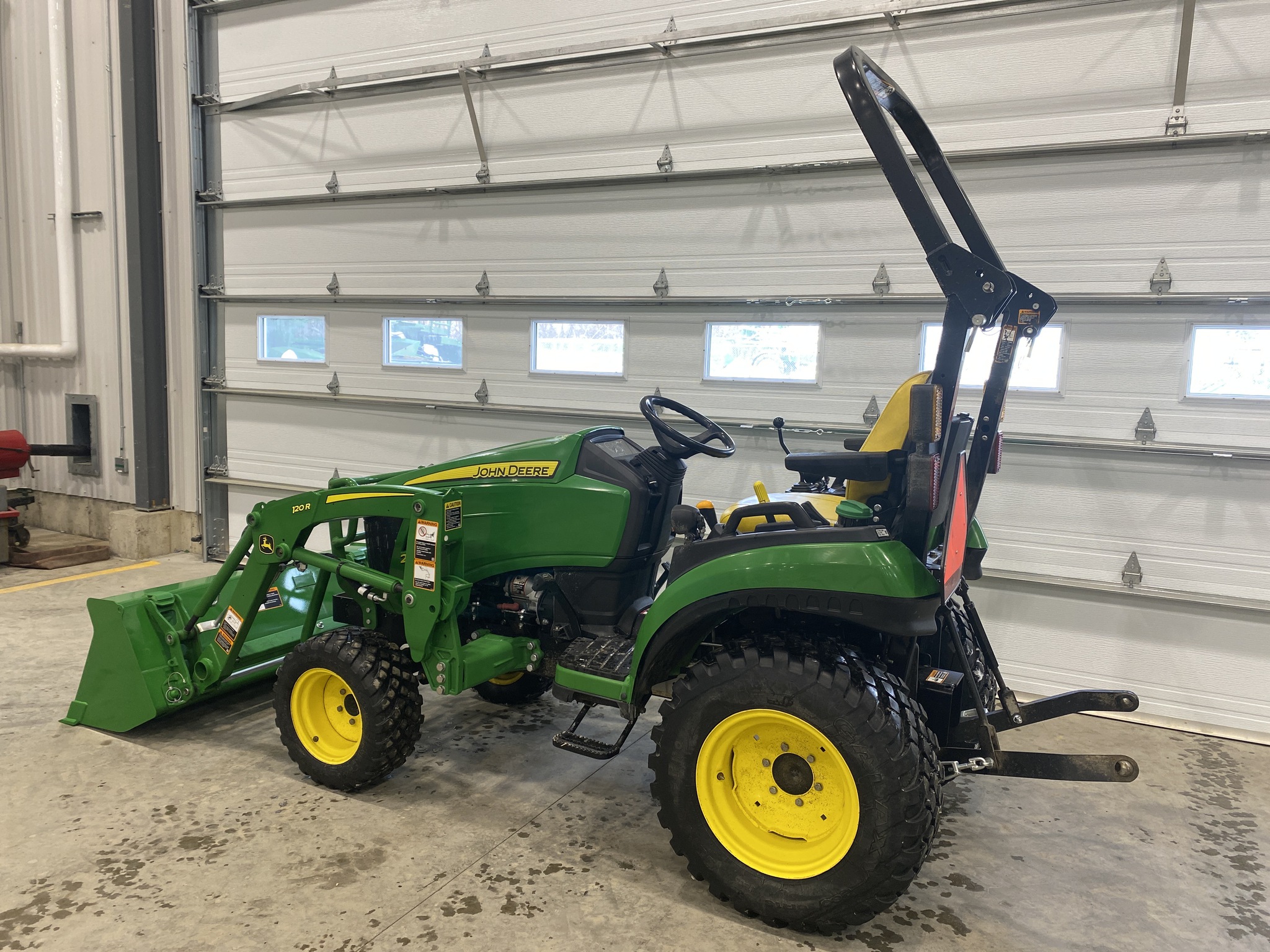 2021 John Deere 2025R Image 2