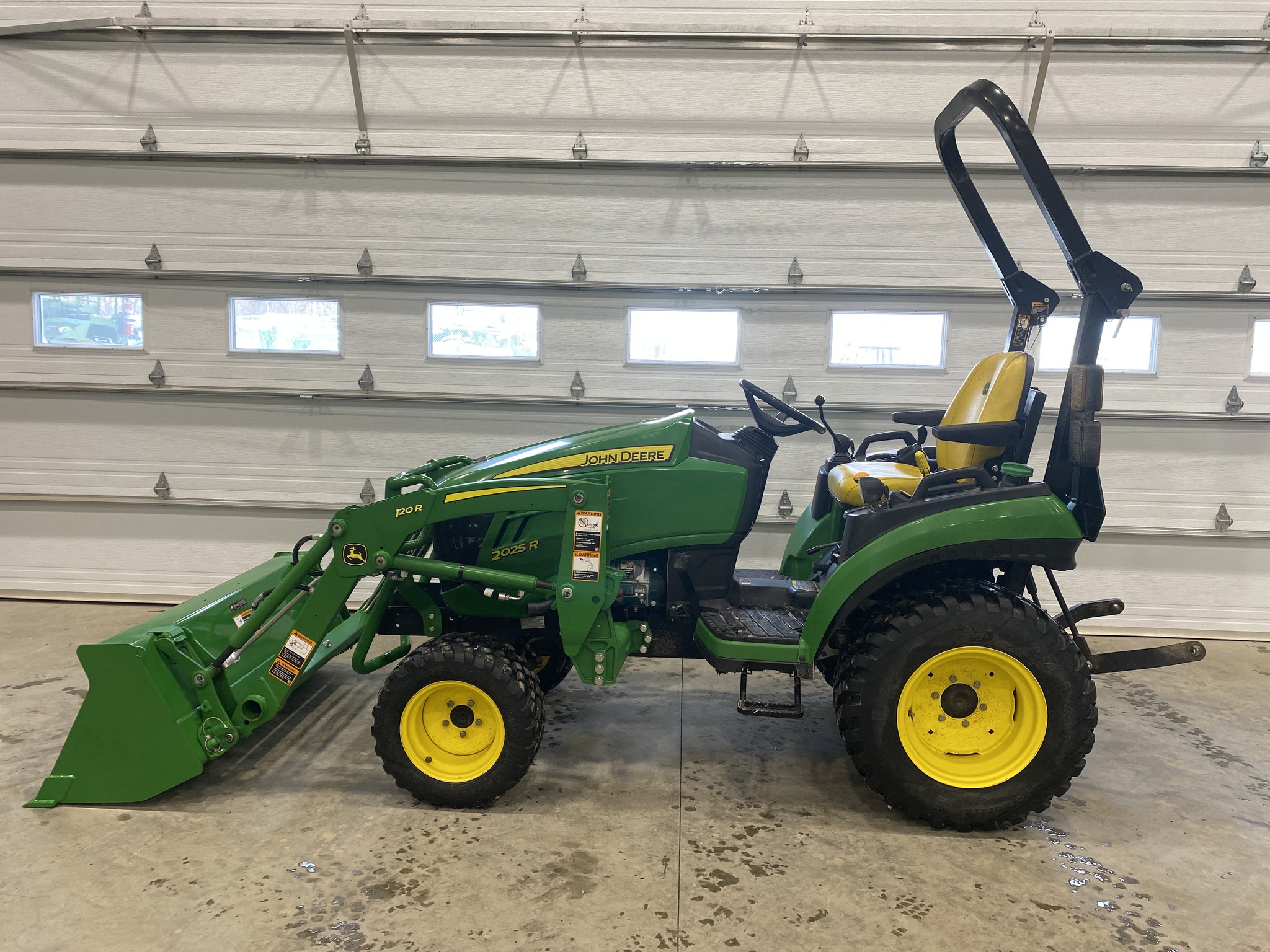2021 John Deere 2025R Image 1