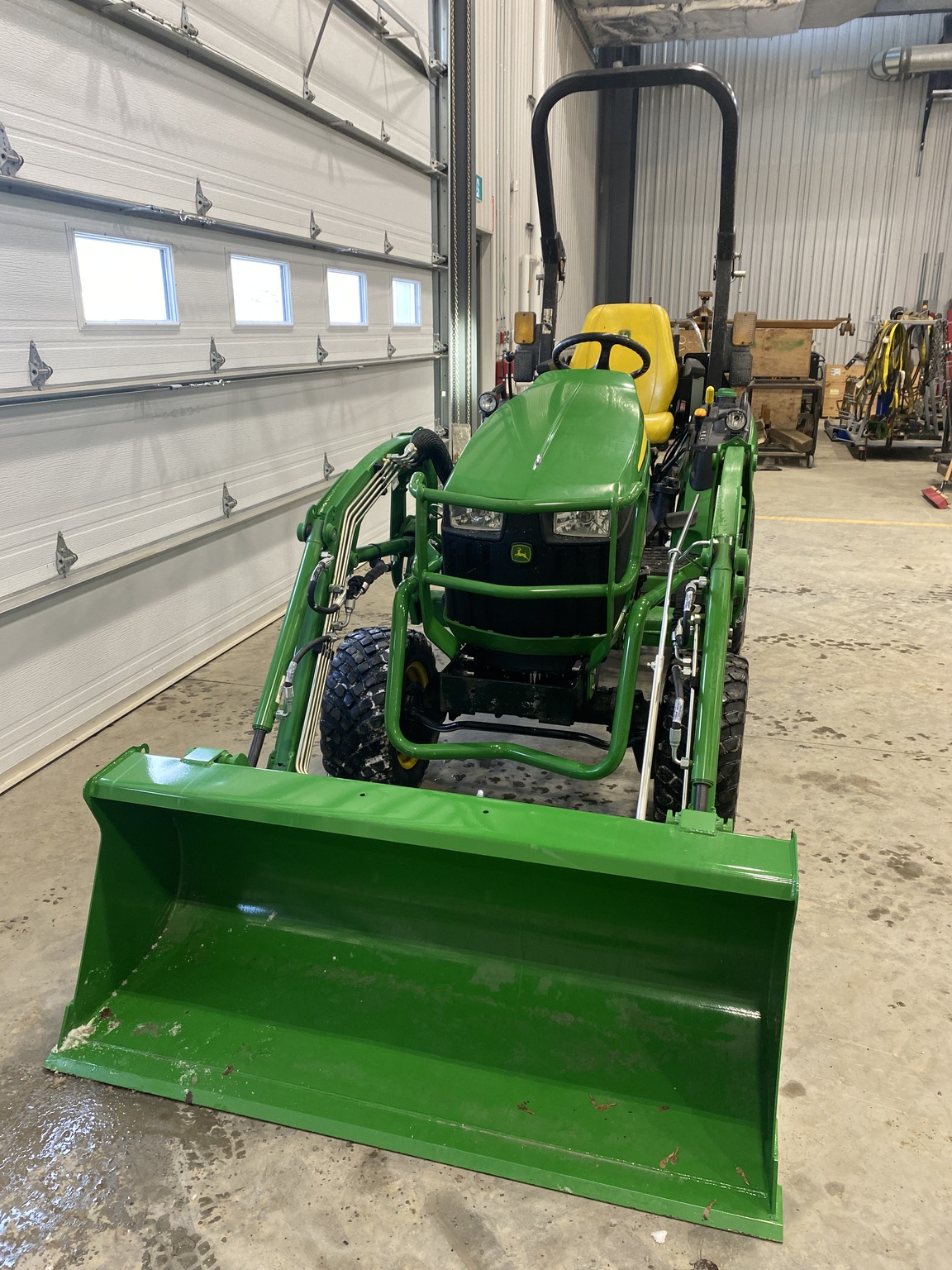 2021 John Deere 2025R Image 6