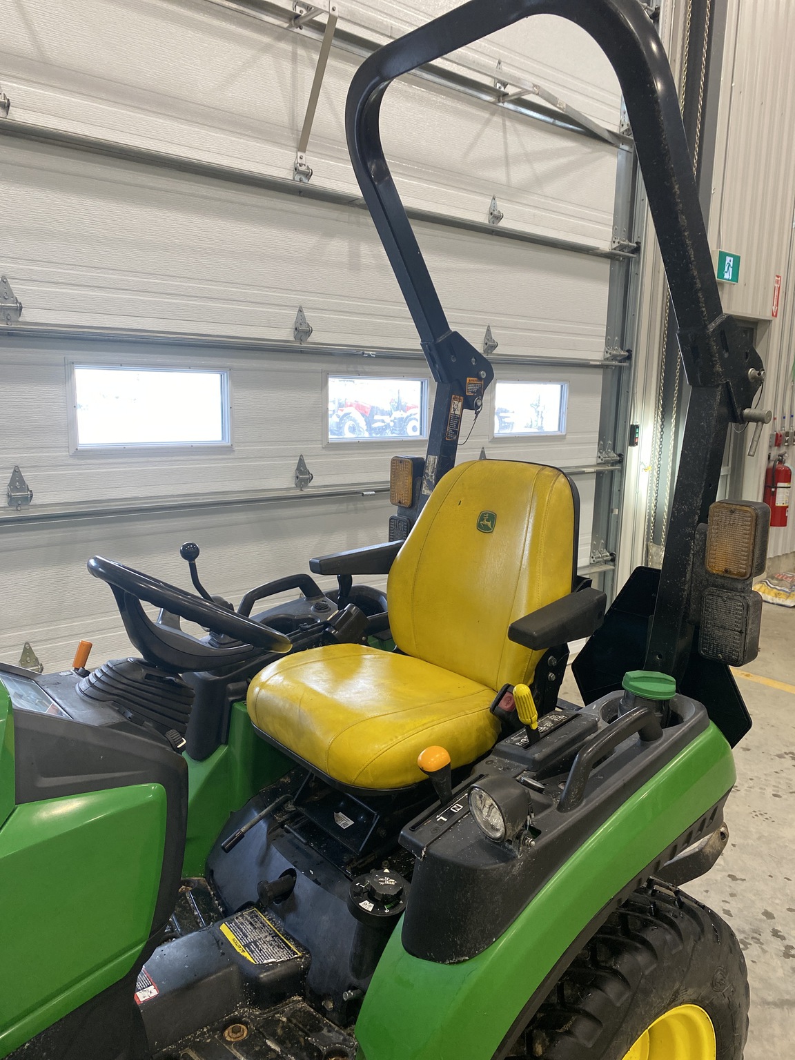 2021 John Deere 2025R Image 3