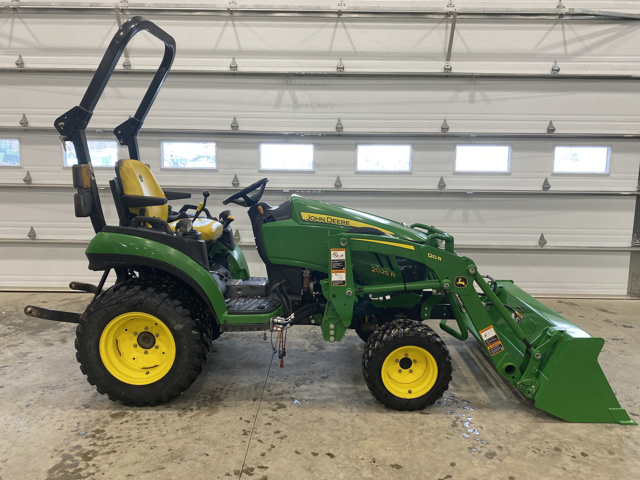 2021 John Deere 2025R Image 5