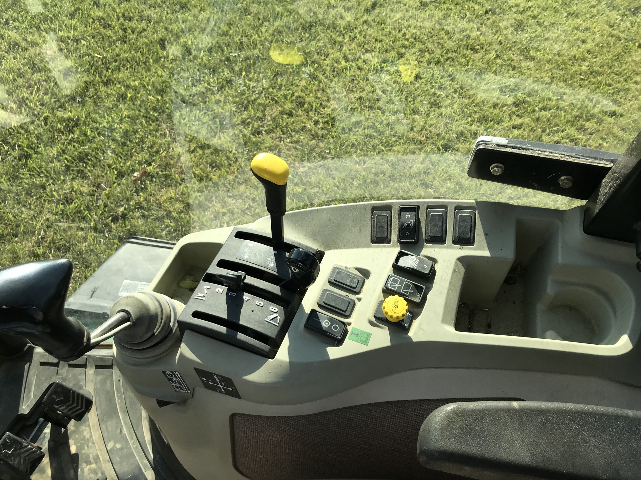 2011 John Deere 3520 Image 9