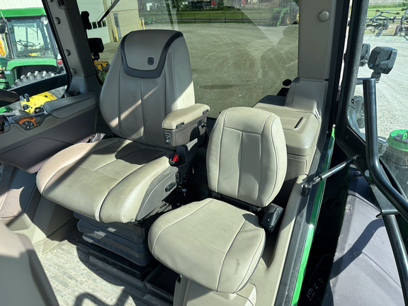 2025 John-Deere 8RT 370