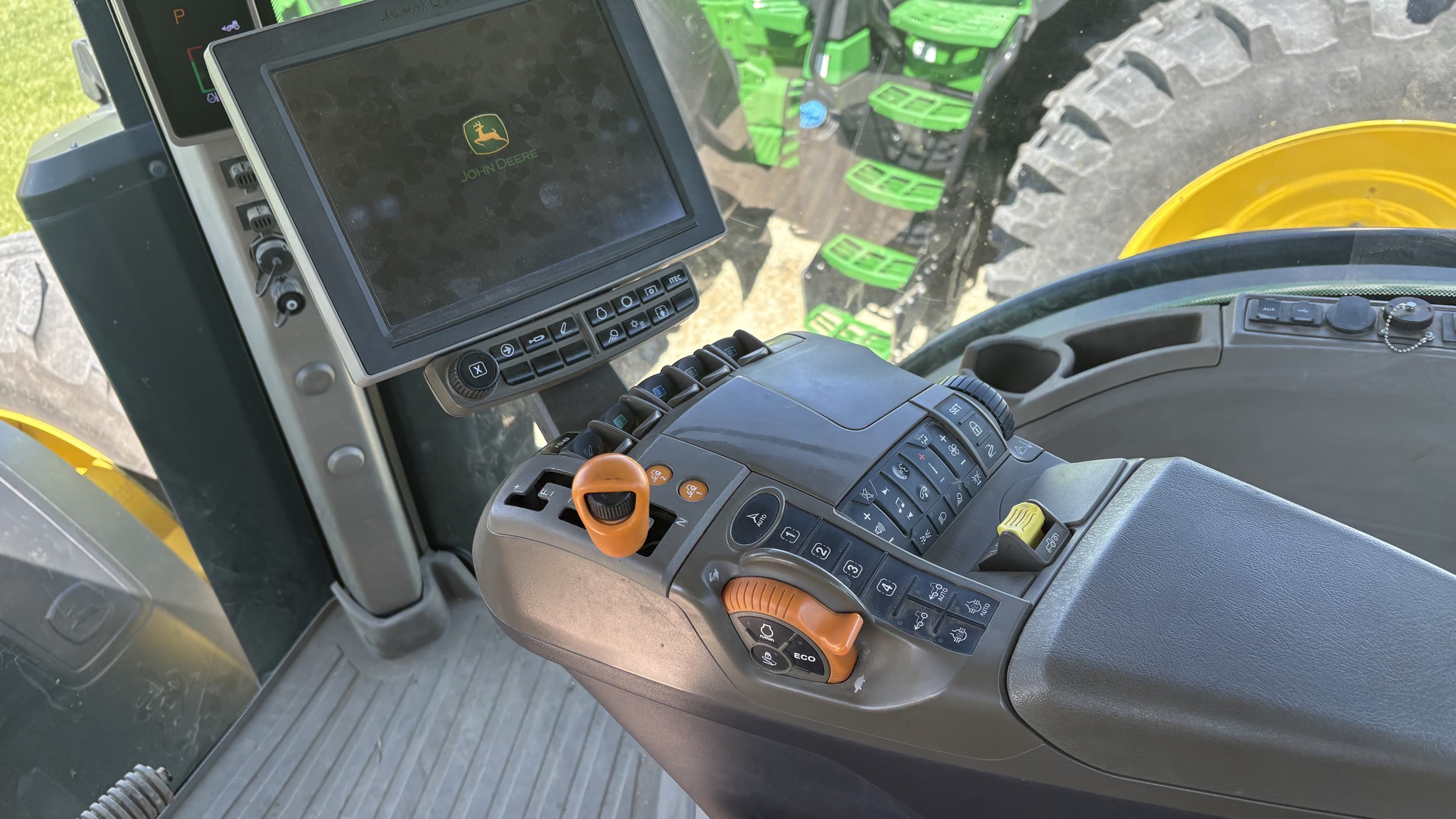 2023 John Deere 8R 340 Image 10