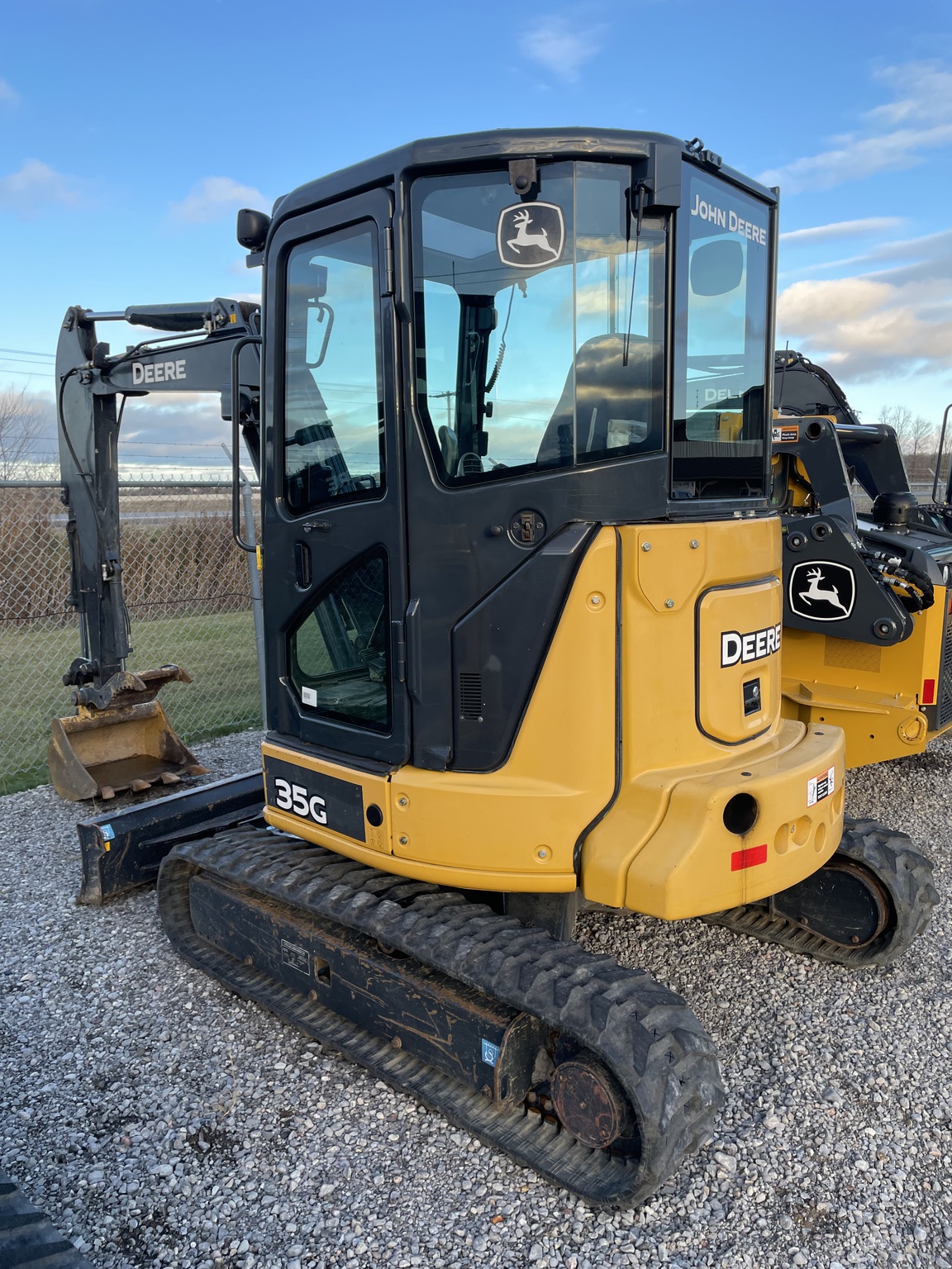 2016 John Deere 35G Image 8