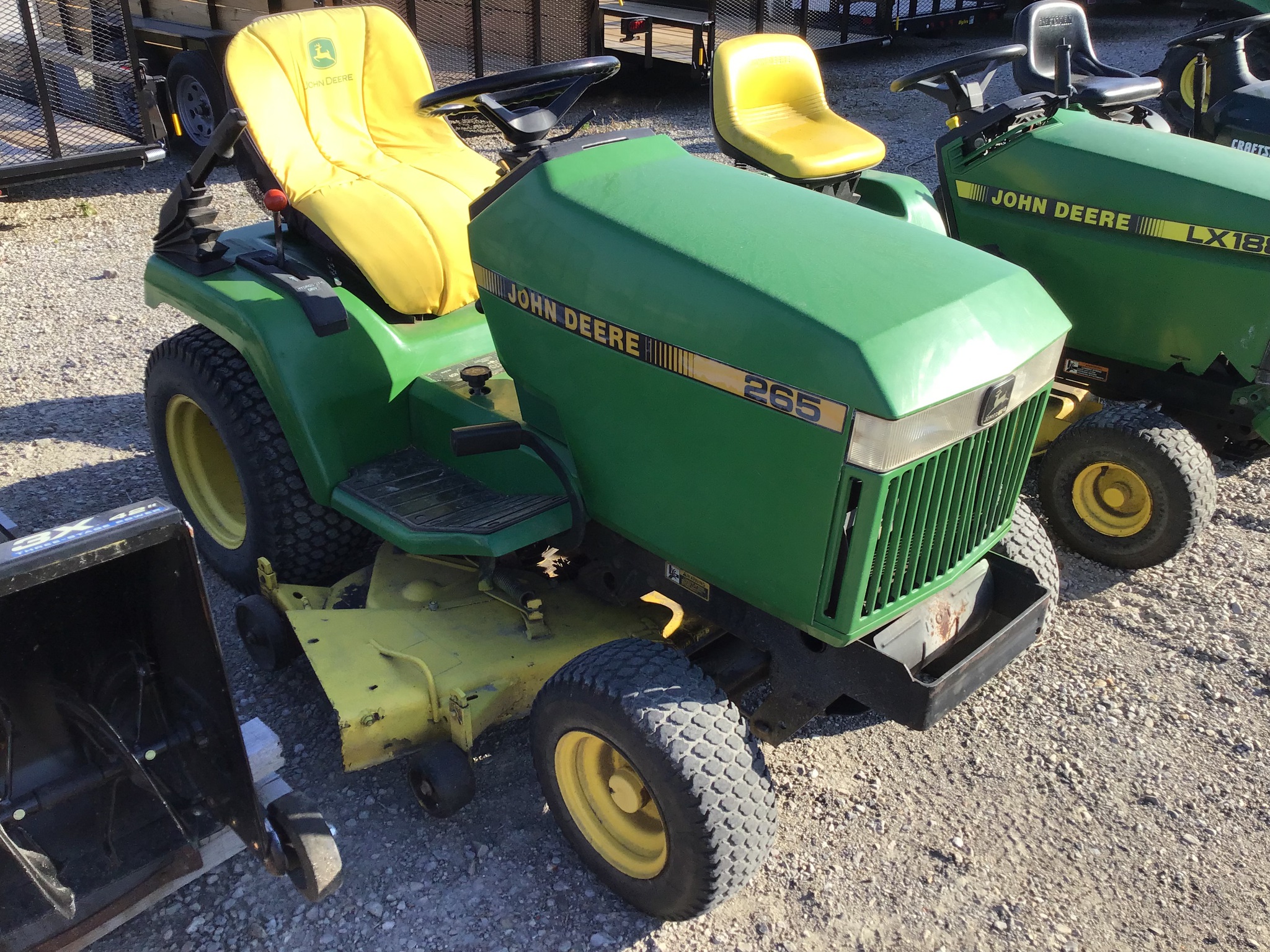 1988 John Deere 265 Image 2