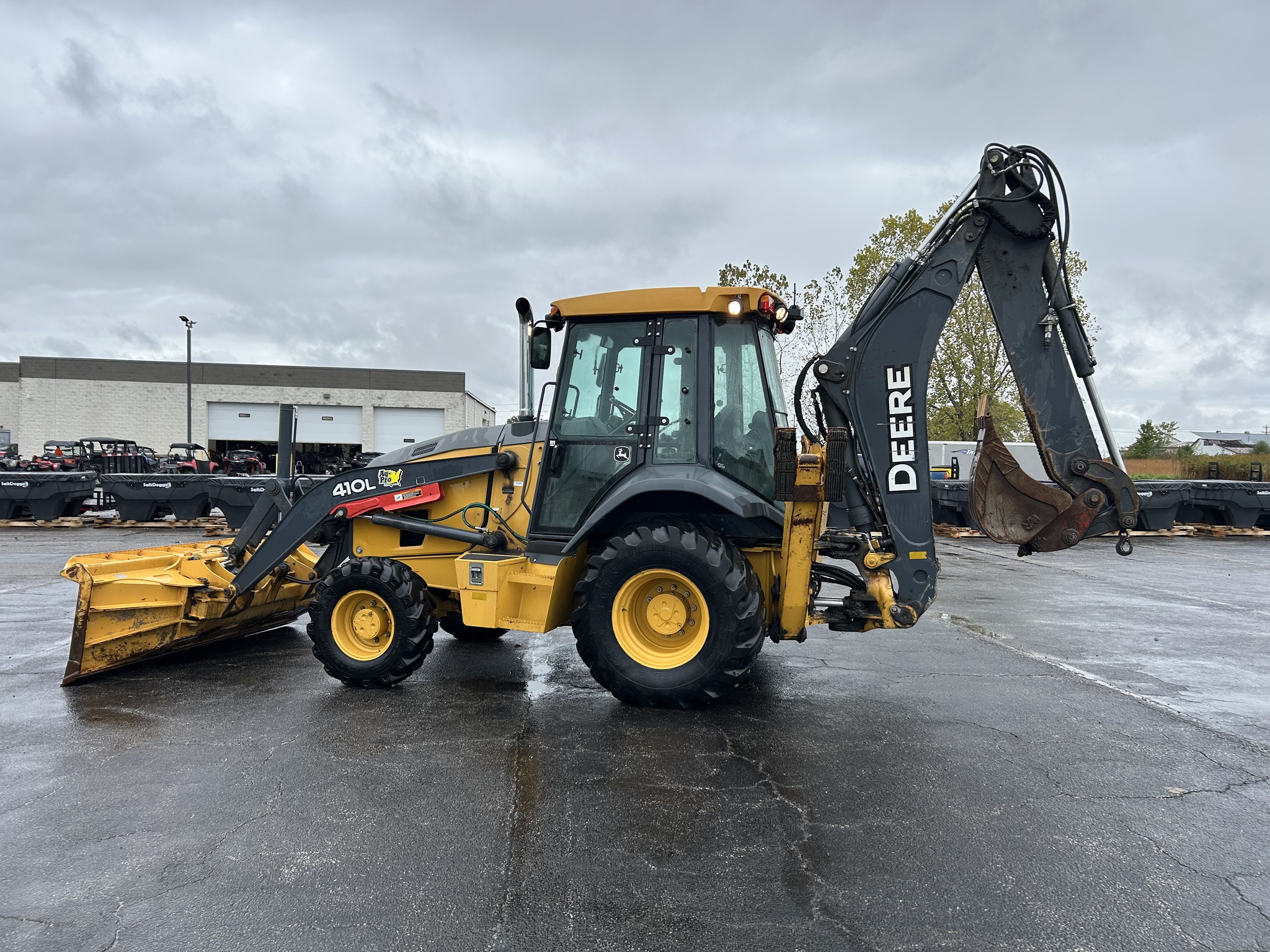 2020 John Deere 410L Image 2