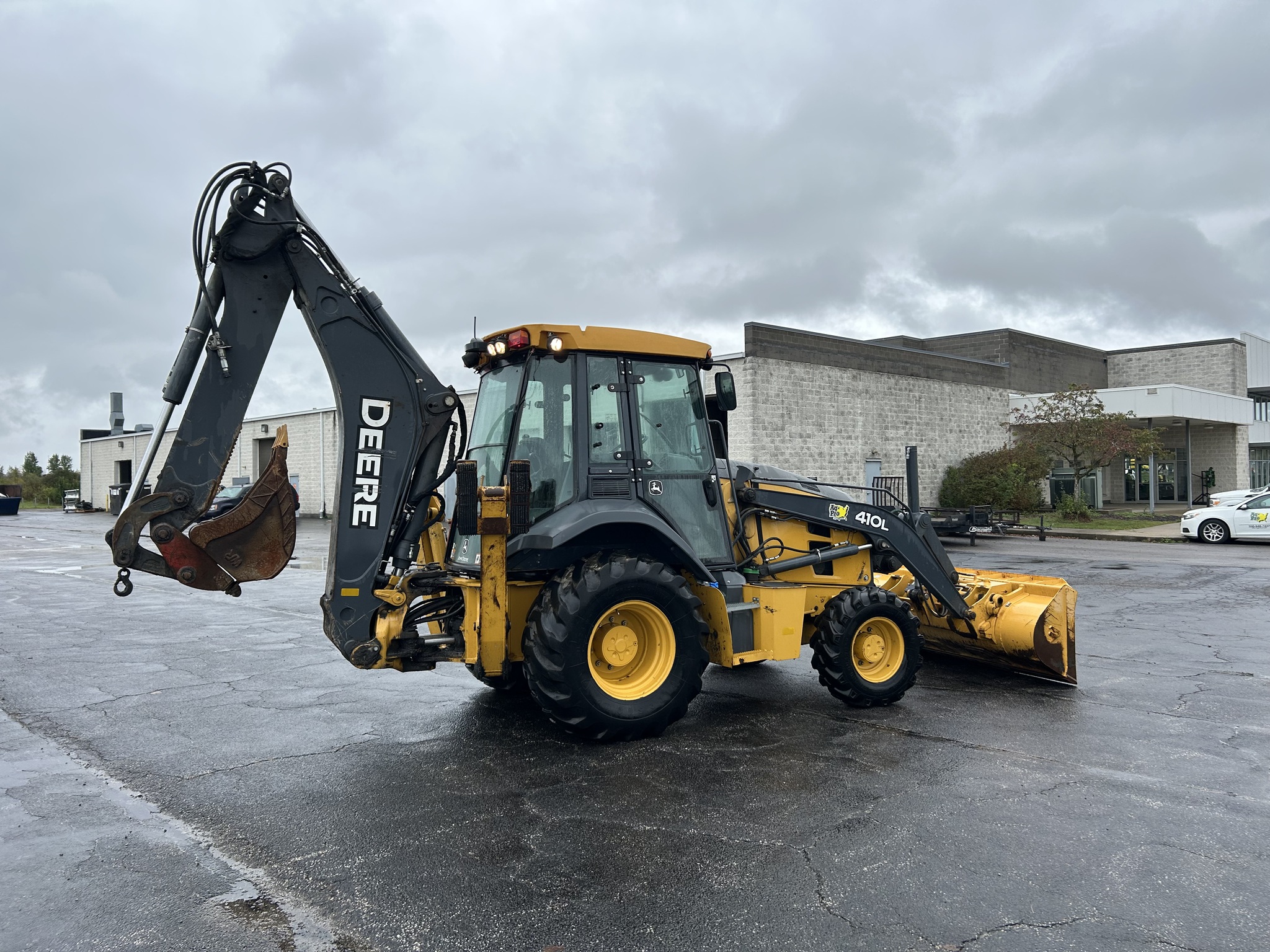 2020 John Deere 410L Image 3