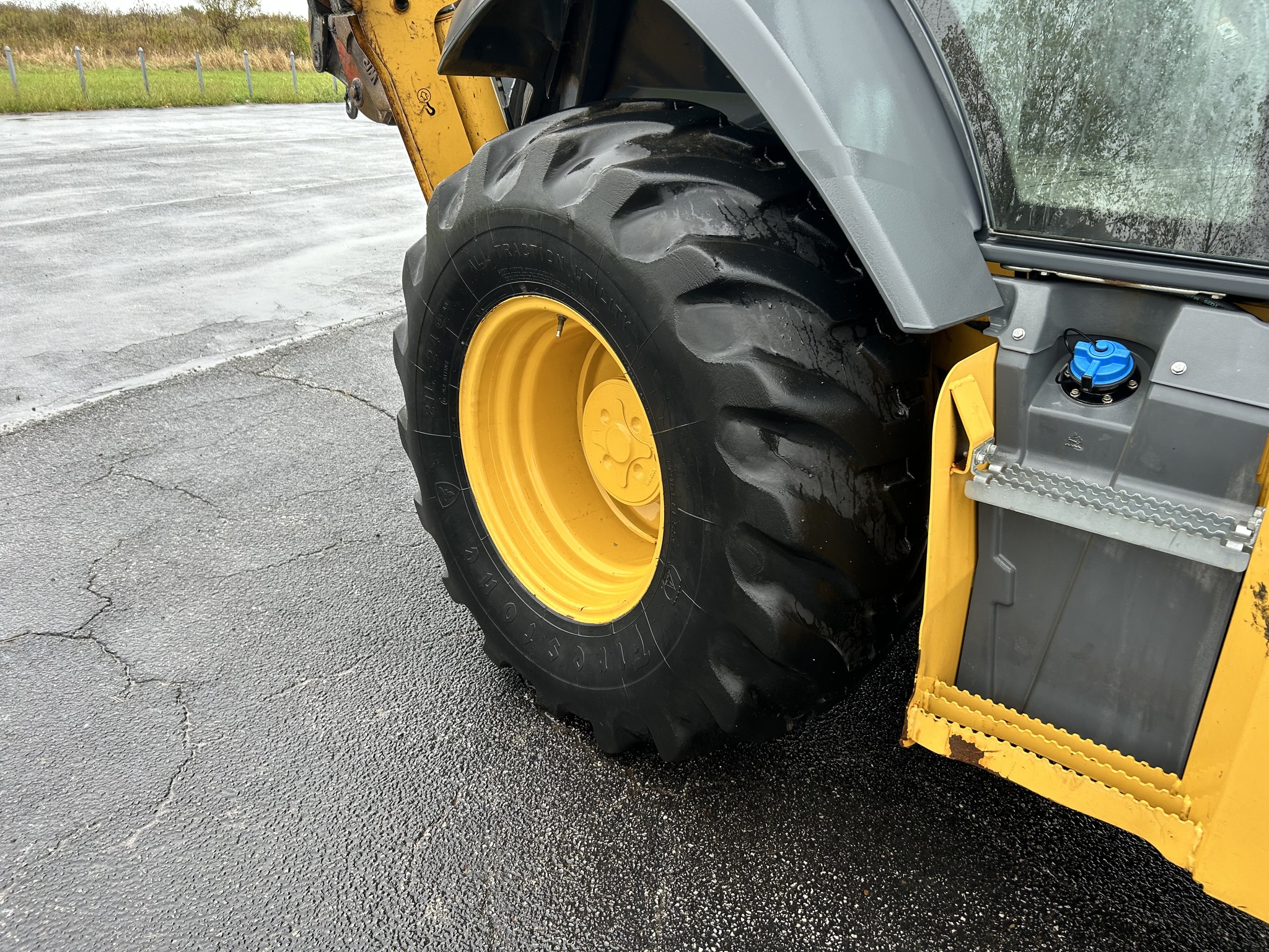 2020 John Deere 410L Image 8