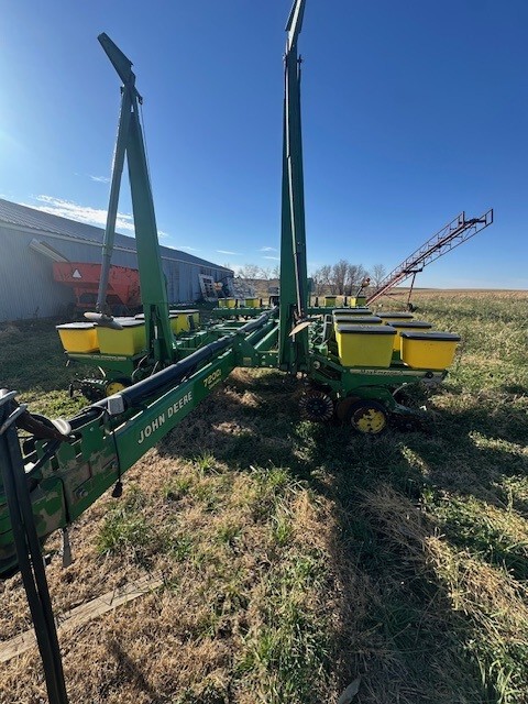  1994 John Deere 7200 at Heritage Tractor in Freeport, IL