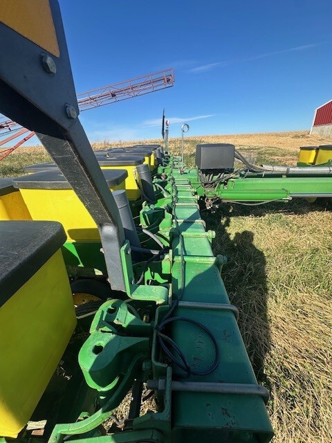  1994 John Deere 7200 at Heritage Tractor in Freeport, IL
