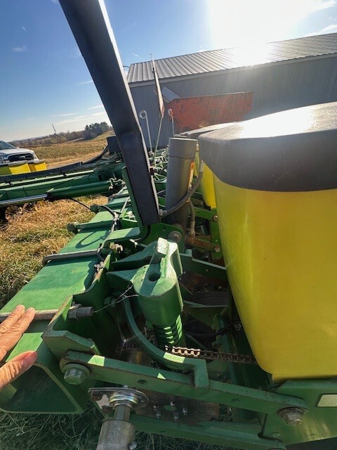  1994 John Deere 7200 at Heritage Tractor in Freeport, IL