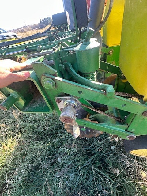  1994 John Deere 7200 at Heritage Tractor in Freeport, IL