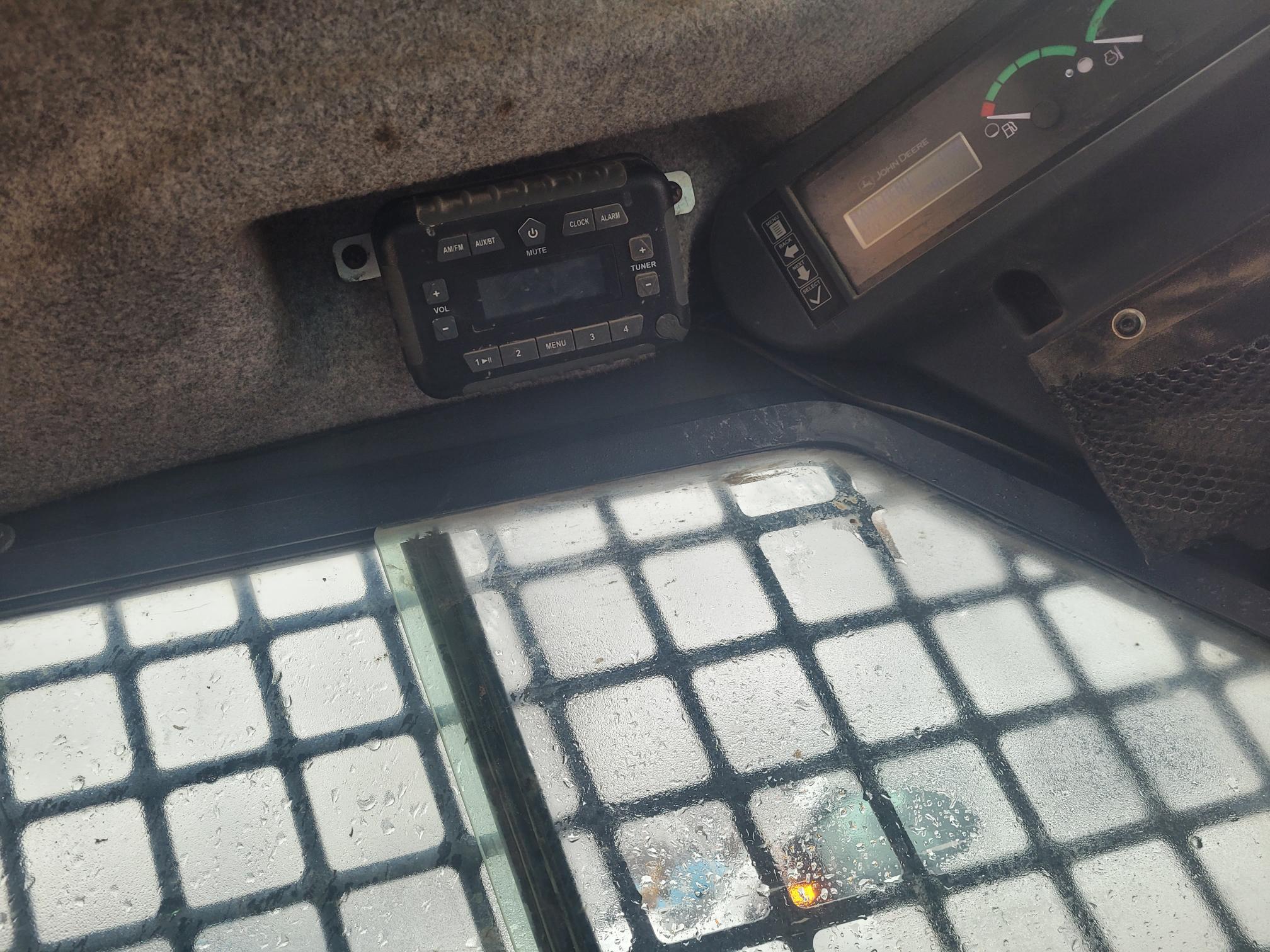 2021 John Deere 317G Image 10