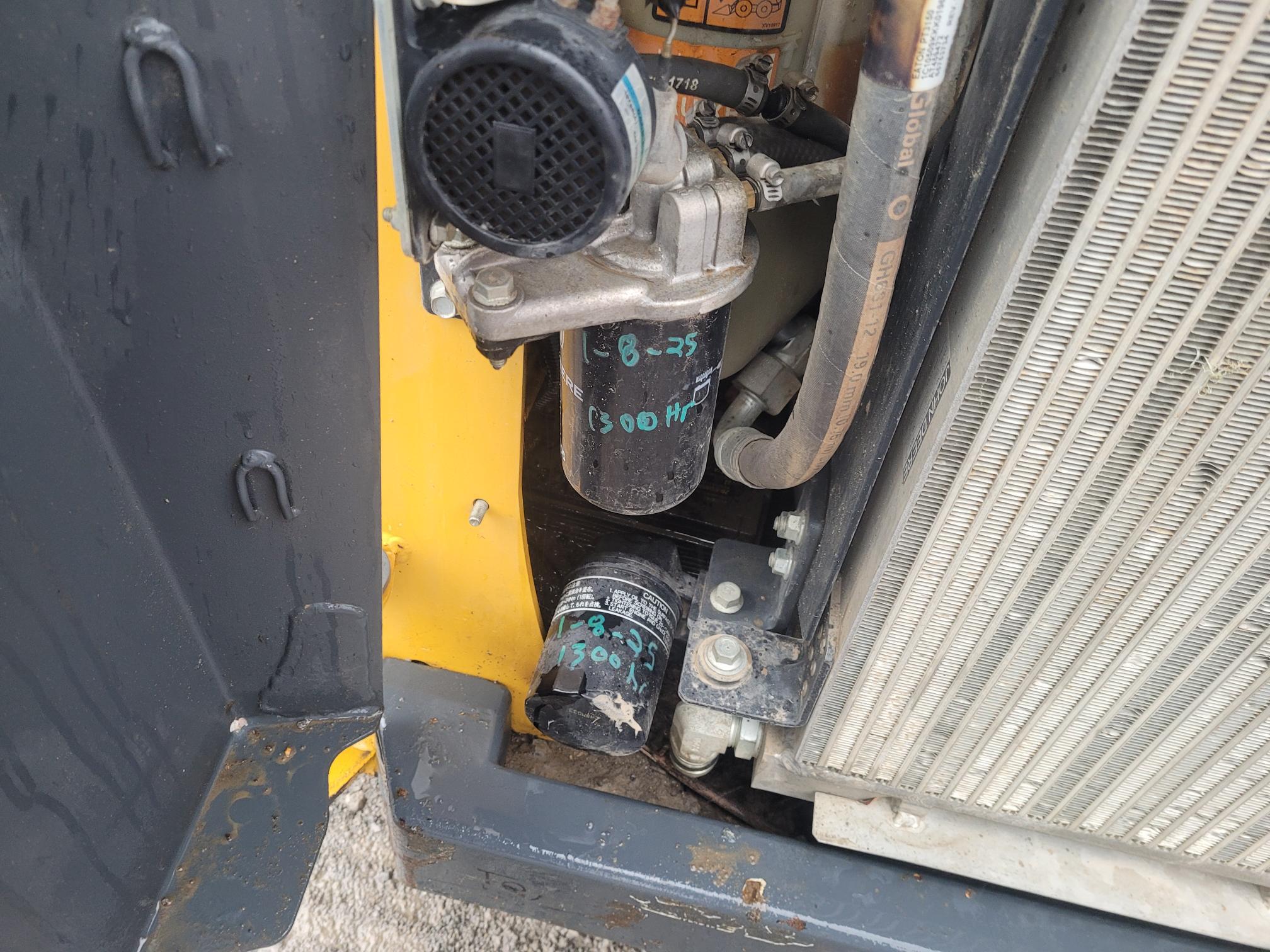 2021 John Deere 317G Image 12