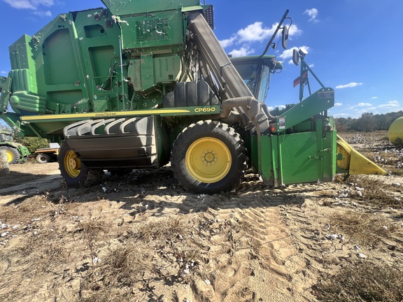 2017 John Deere CP690 Photo 1