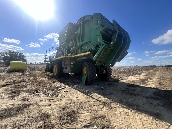 2017 John Deere CP690 Photo 2