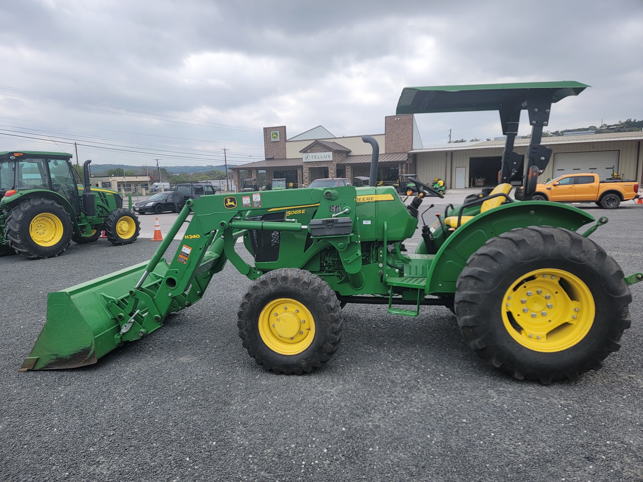 2015 John Deere 5065E Image 1