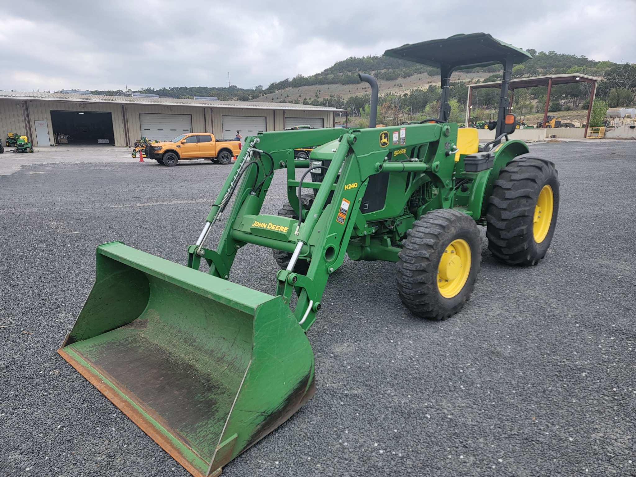 2015 John Deere 5065E Image 2