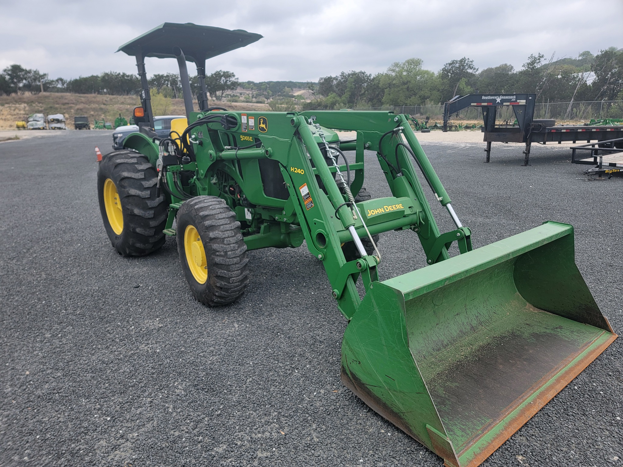 2015 John Deere 5065E Image 4