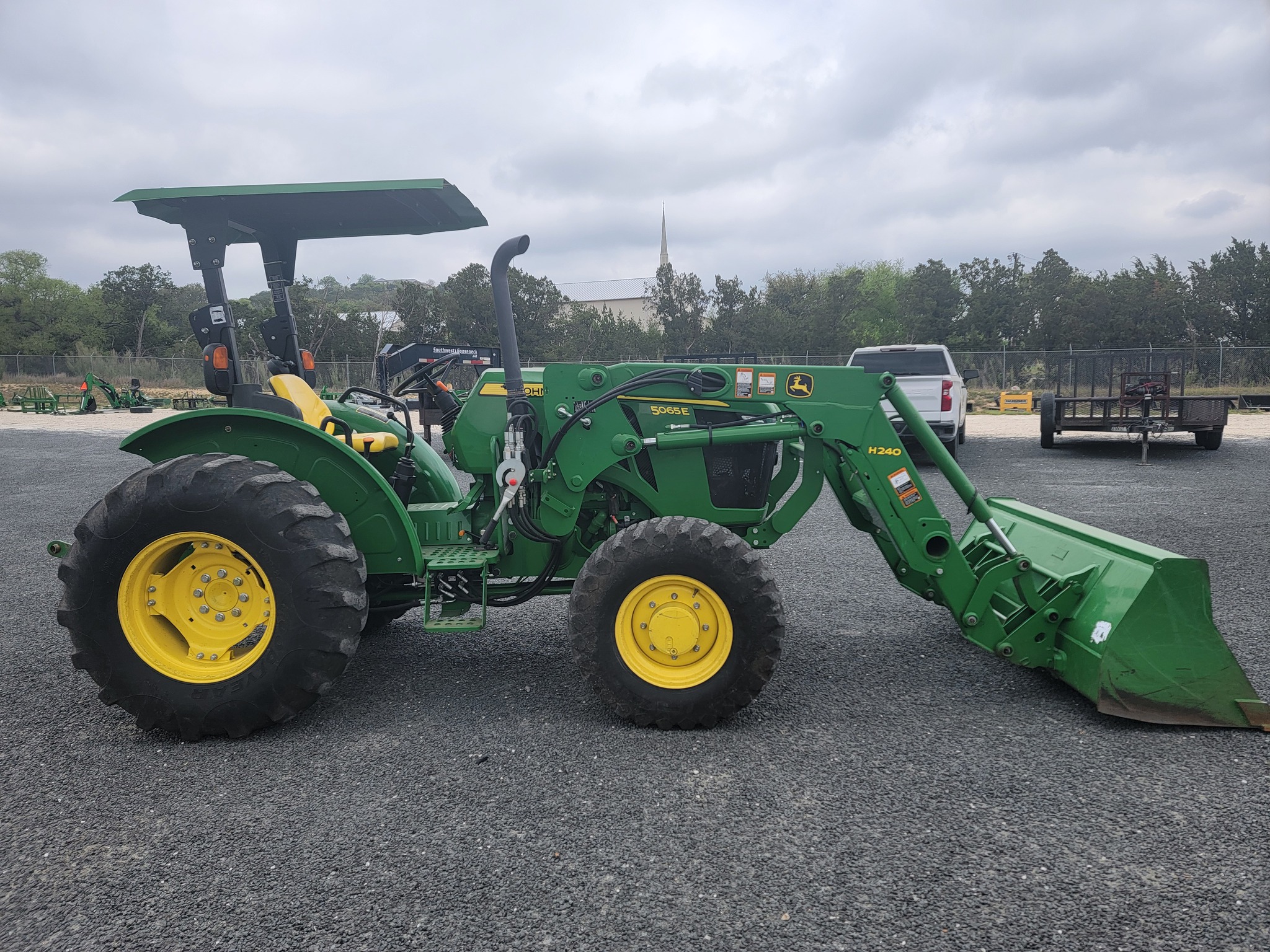 2015 John Deere 5065E Image 5