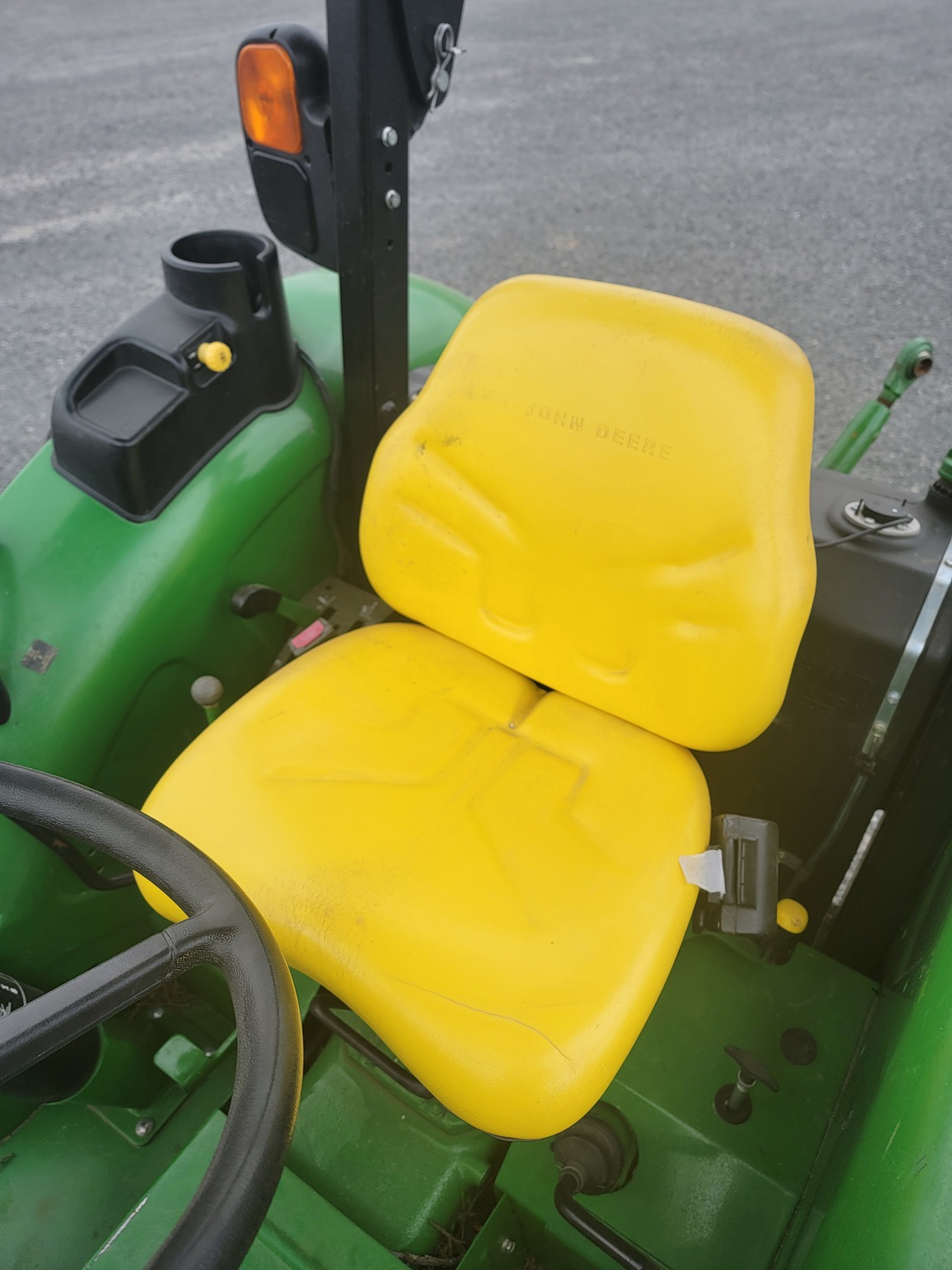 2015 John Deere 5065E Image 9