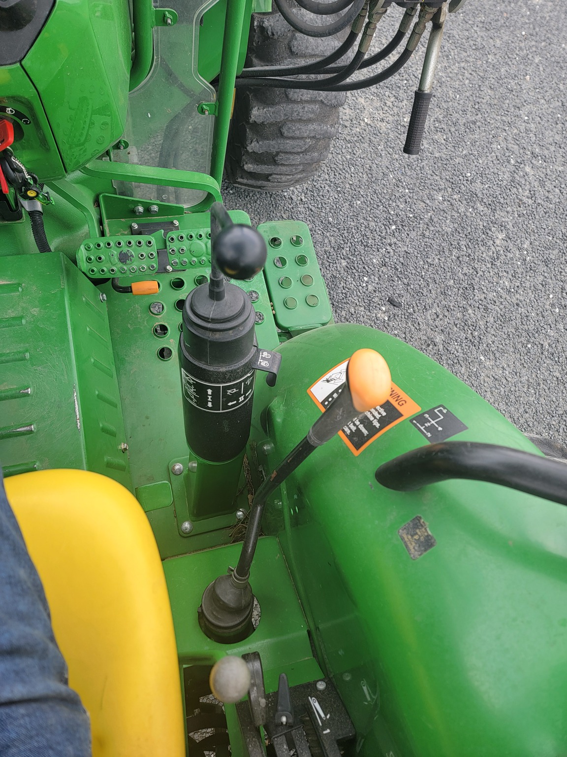 2015 John Deere 5065E Image 10