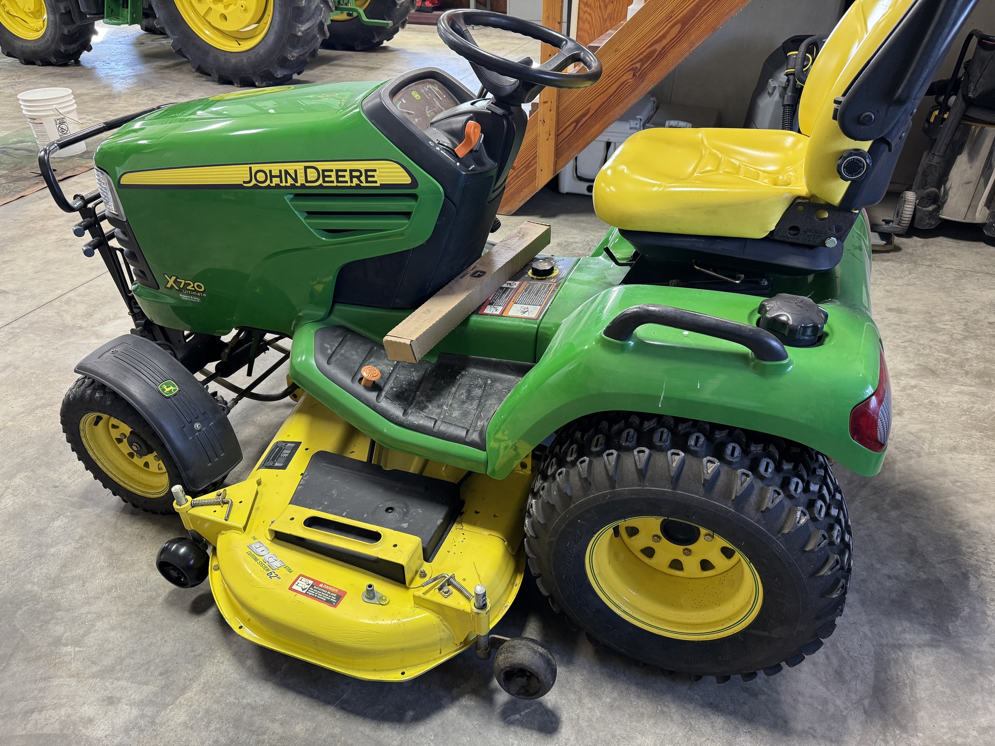 2009 John Deere X720 Image 4