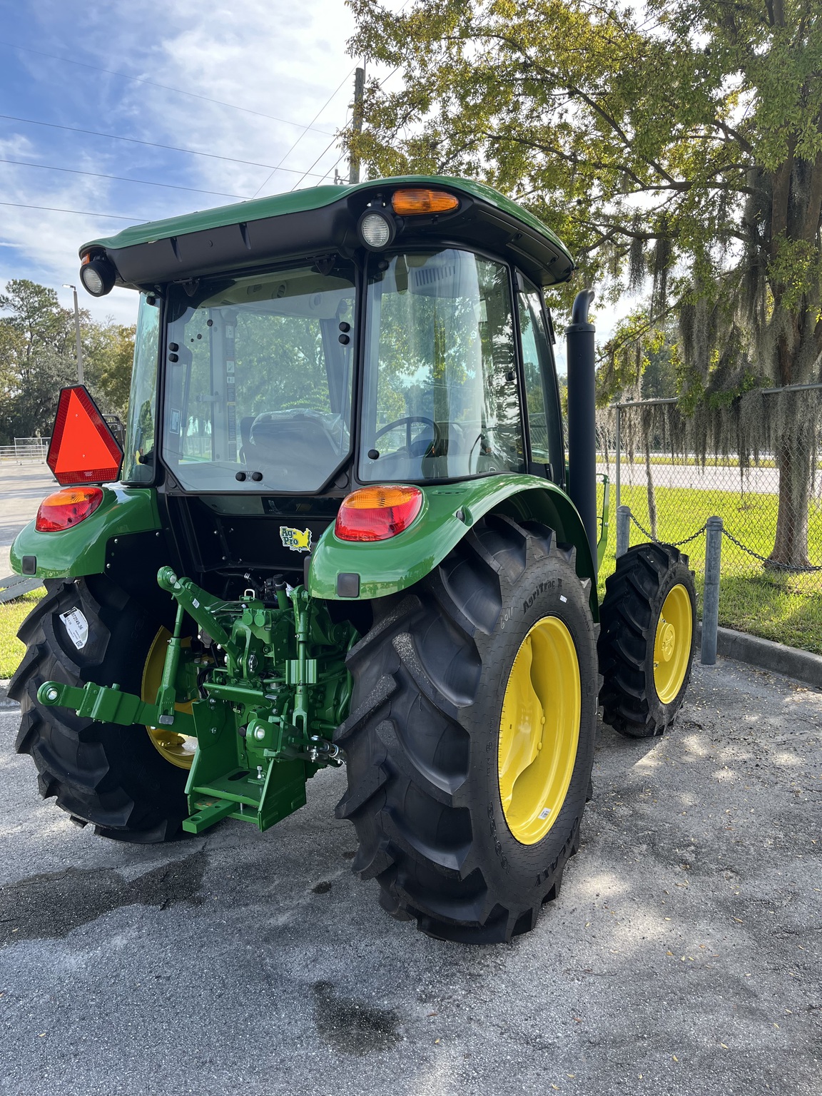 John Deere 5060E Image 3