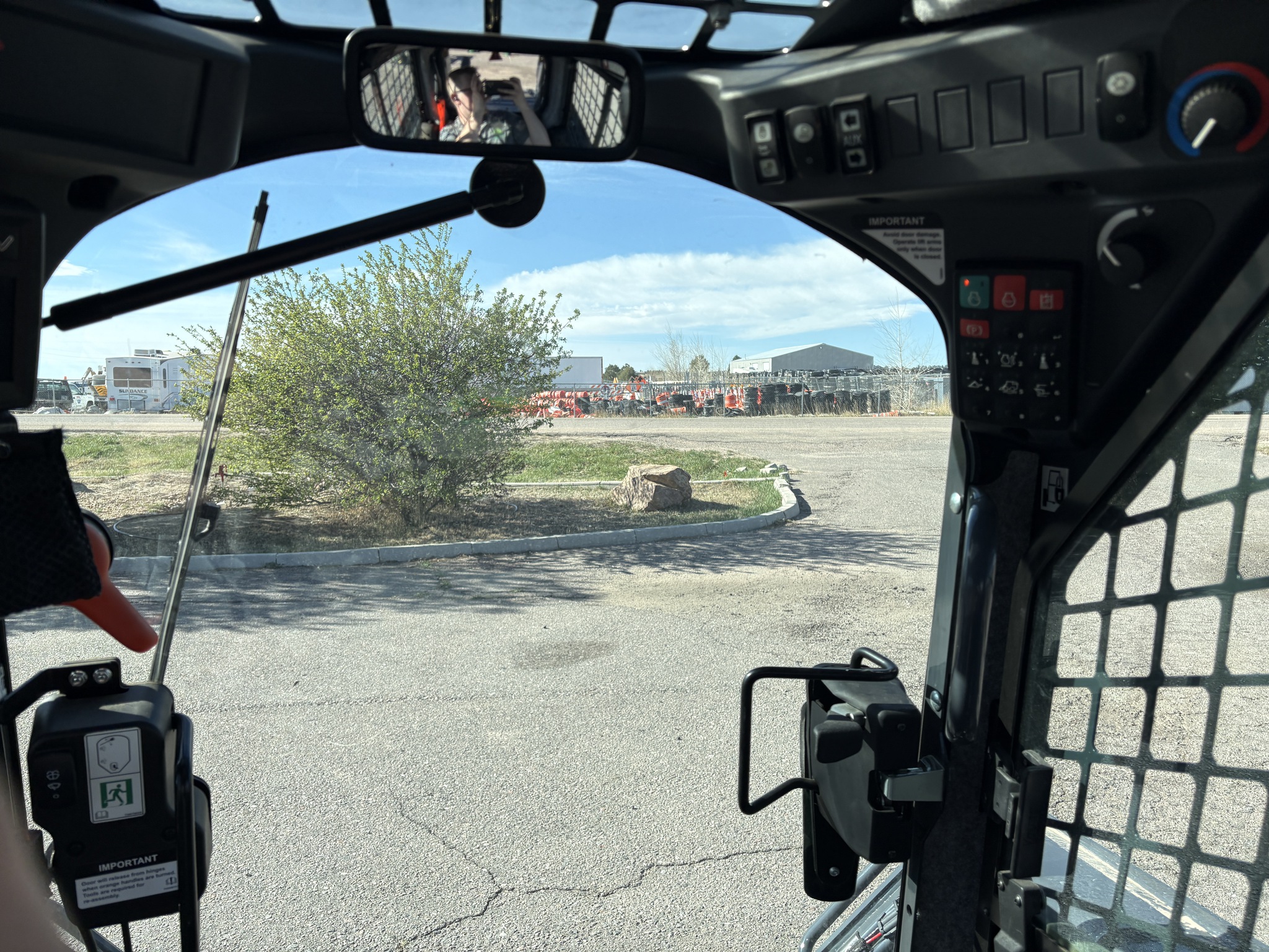 2023 John Deere 325G Image 18