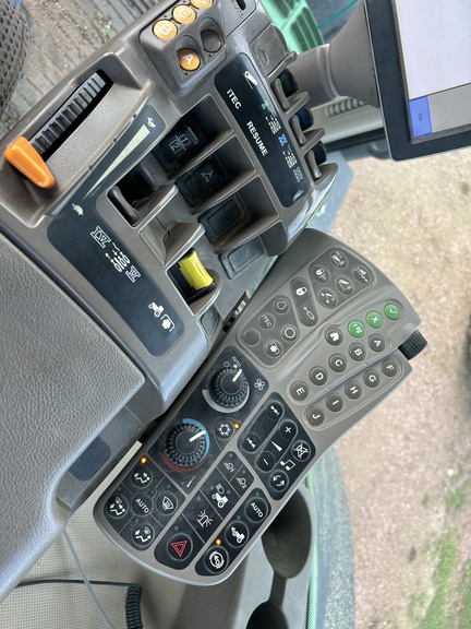 2011 John Deere 7230R (10th thumbnail)