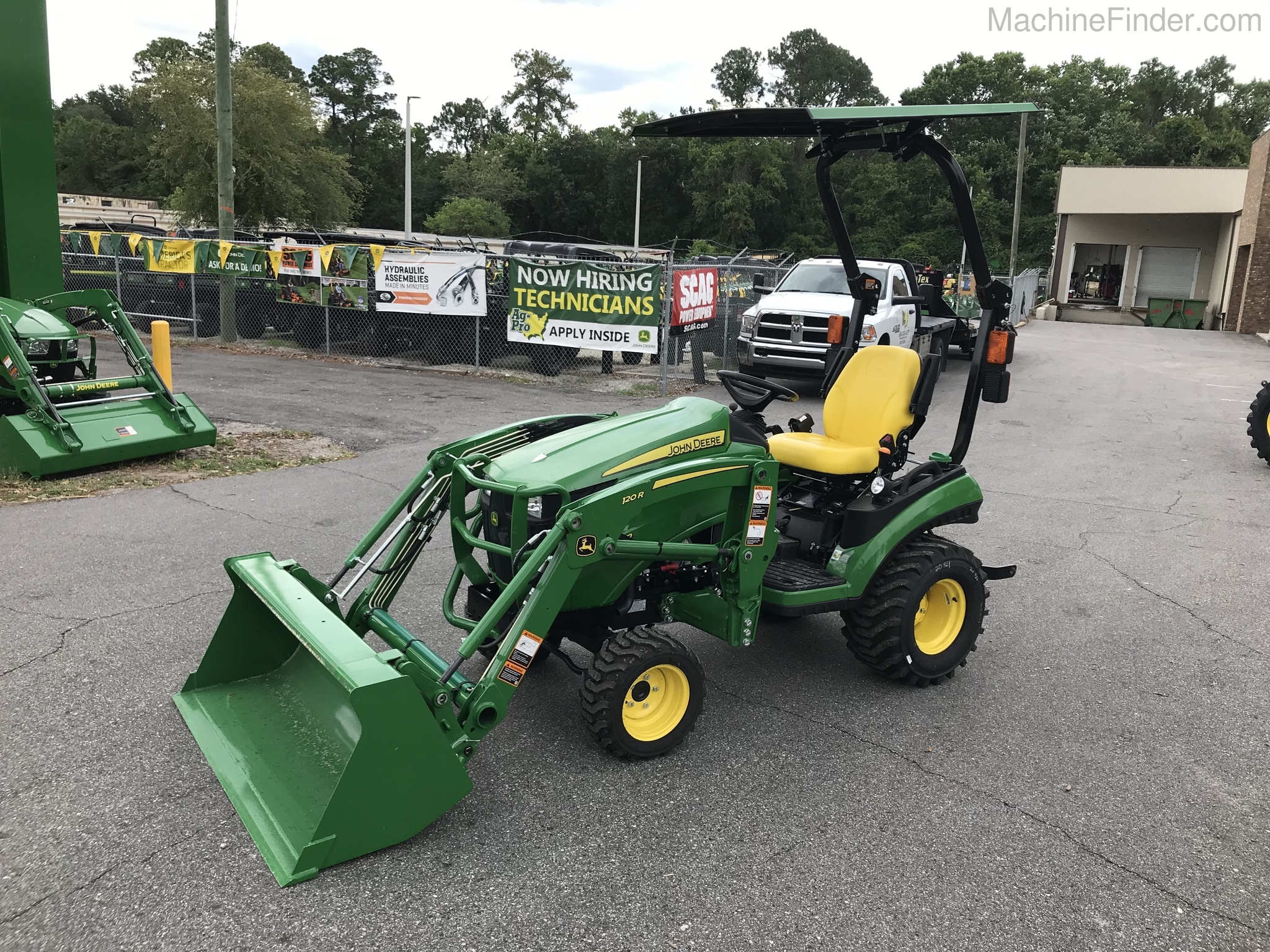 2020 John Deere 1025R Image 1