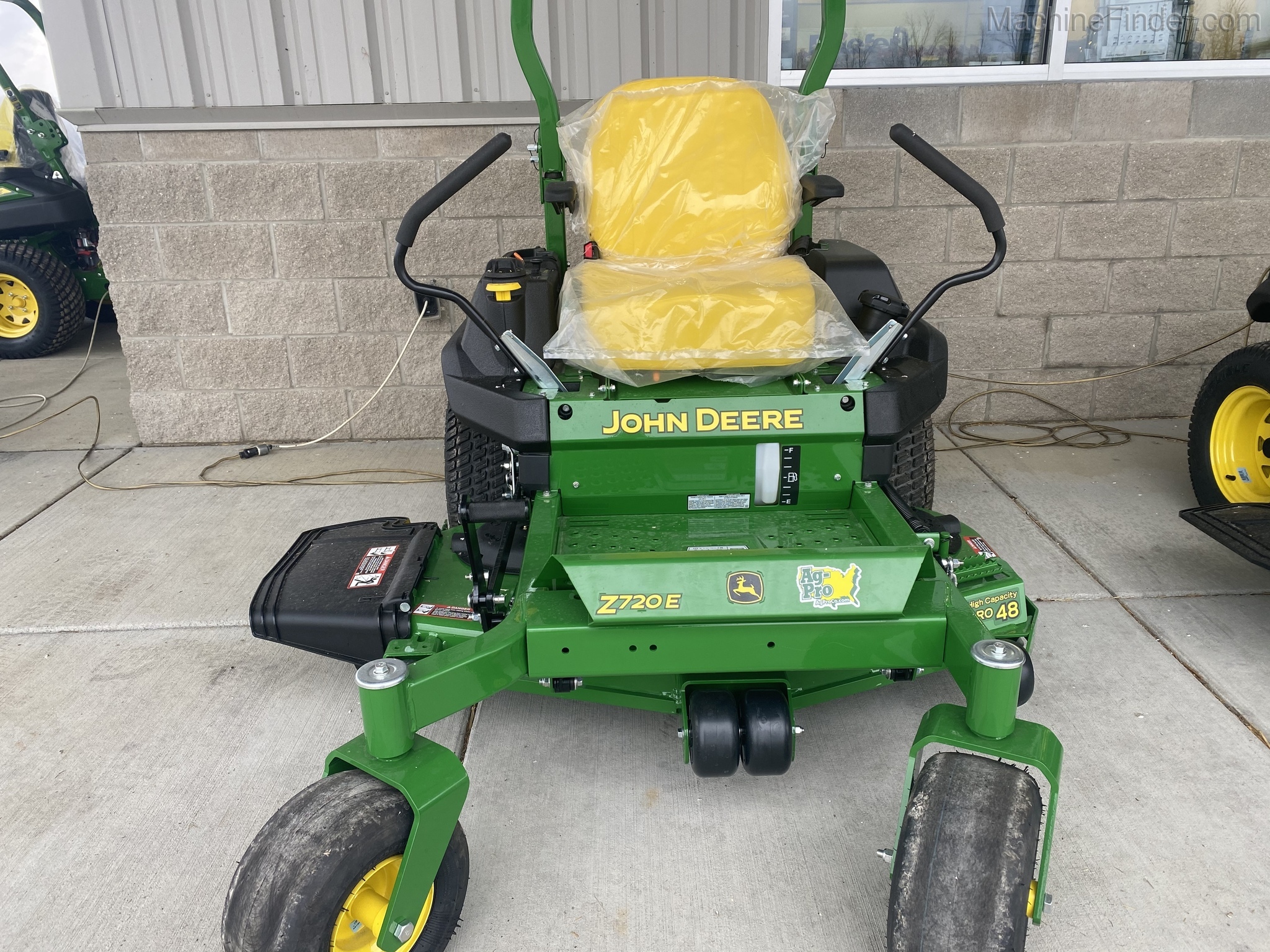 2021 John Deere Z720E Image 1