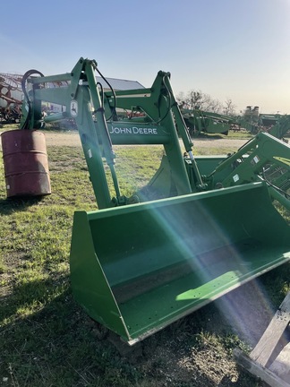2004 John Deere 640 Image 1