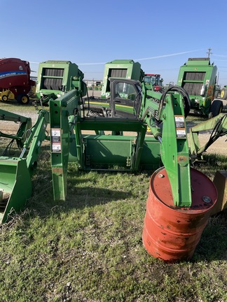 2004 John Deere 640 Image 2