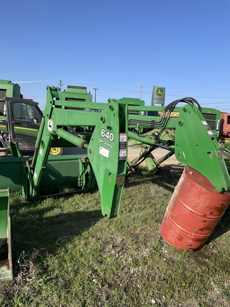 2004 John Deere 640 Image 3