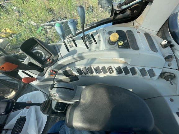 New Holland T6030 Image 9