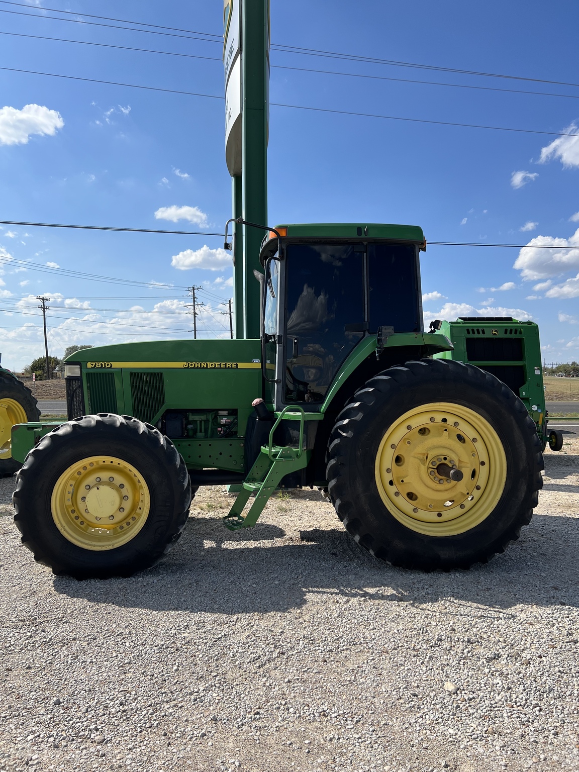 John Deere 7810 Image 1
