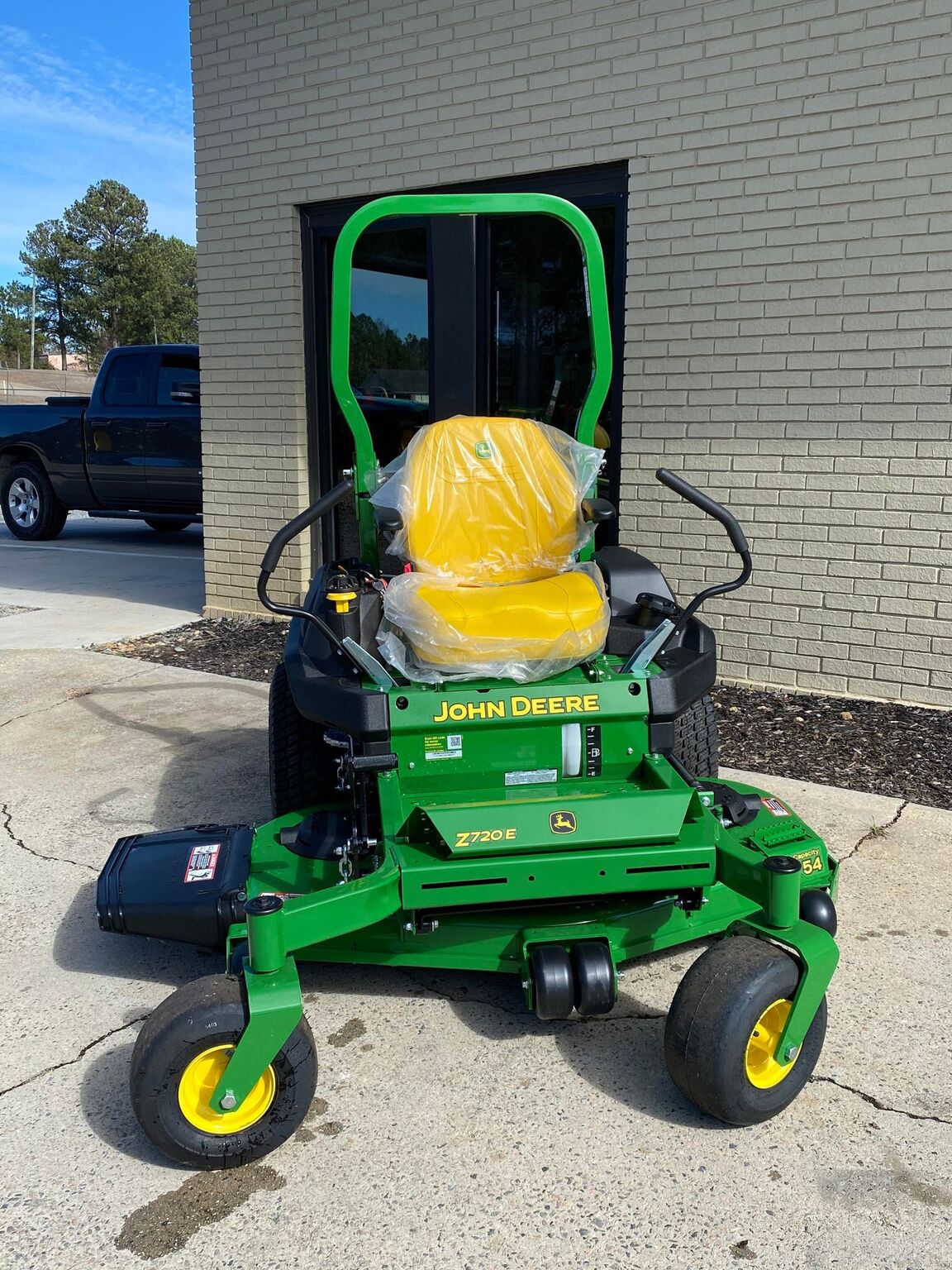 2025 John Deere Z720E Image 1