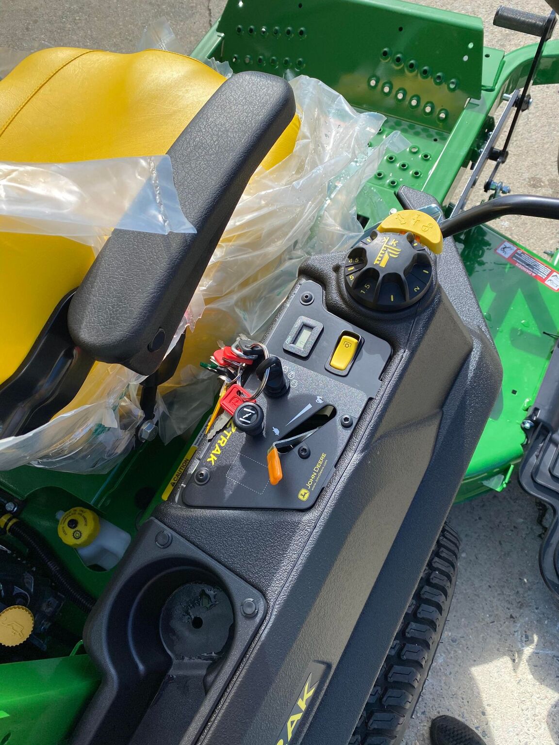 2025 John Deere Z720E Image 2