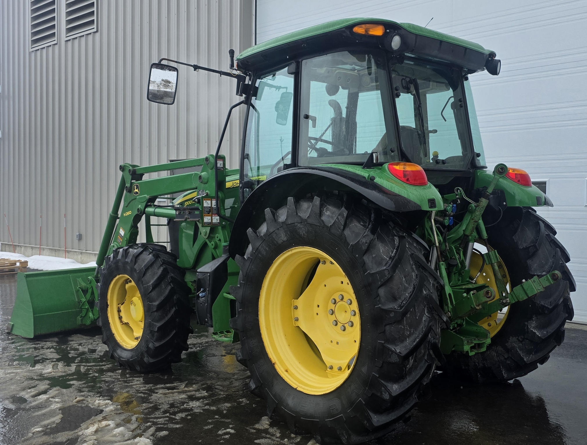 2015 John Deere 5100M Image 2