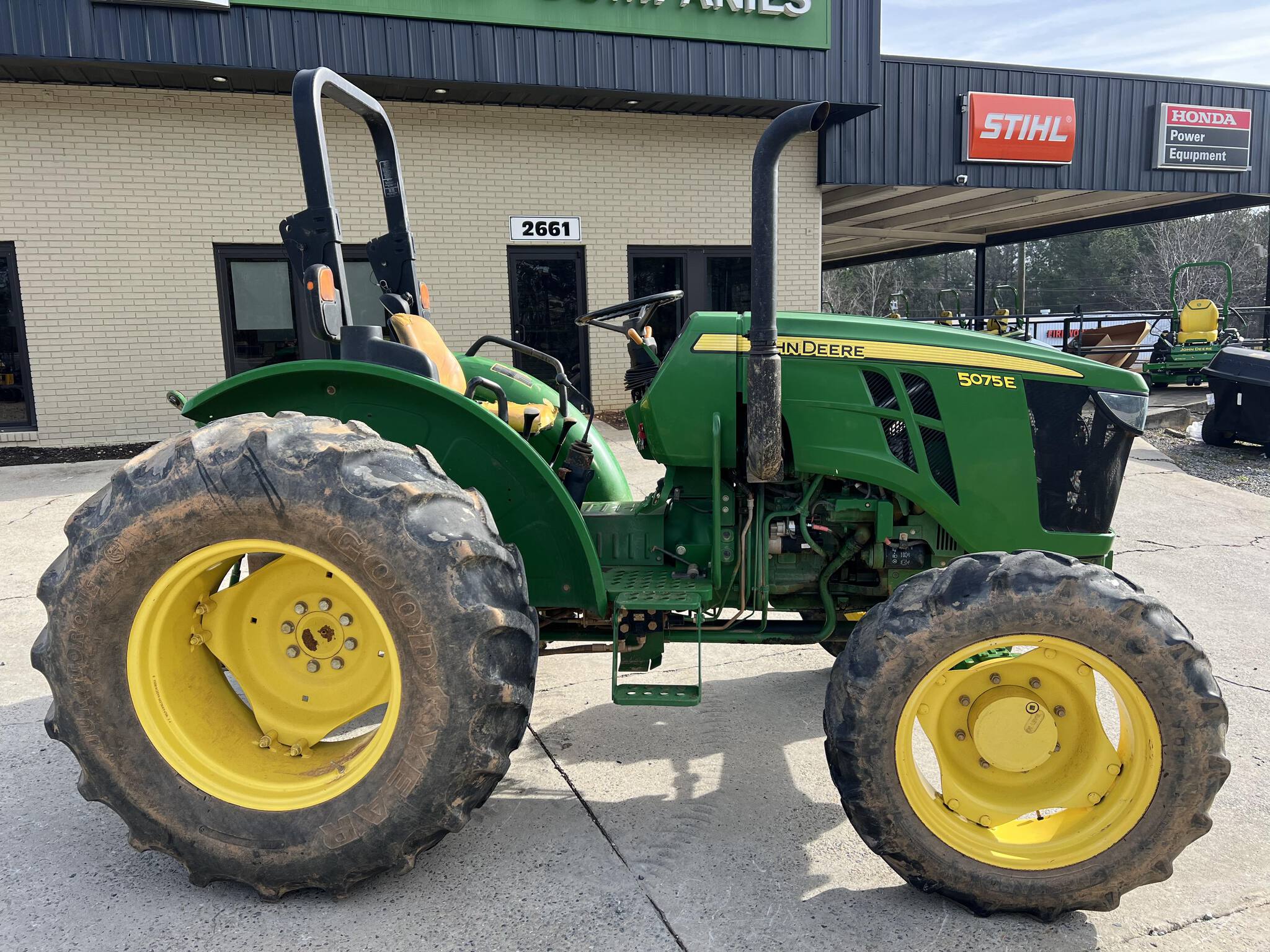 2016 John Deere 5075E Image 2