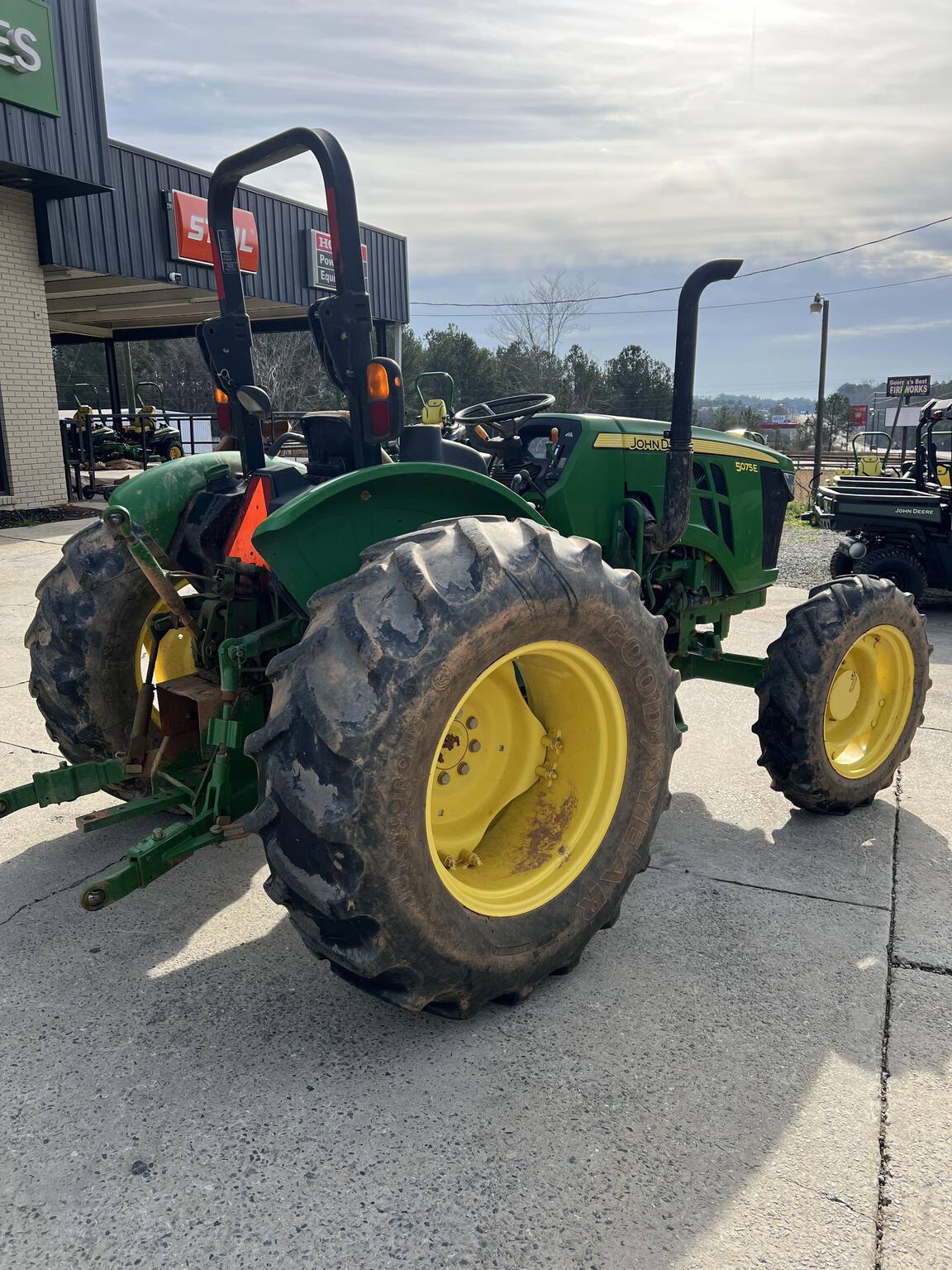 2016 John Deere 5075E Image 3