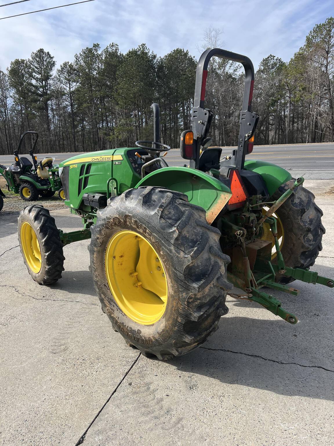 2016 John Deere 5075E Image 5
