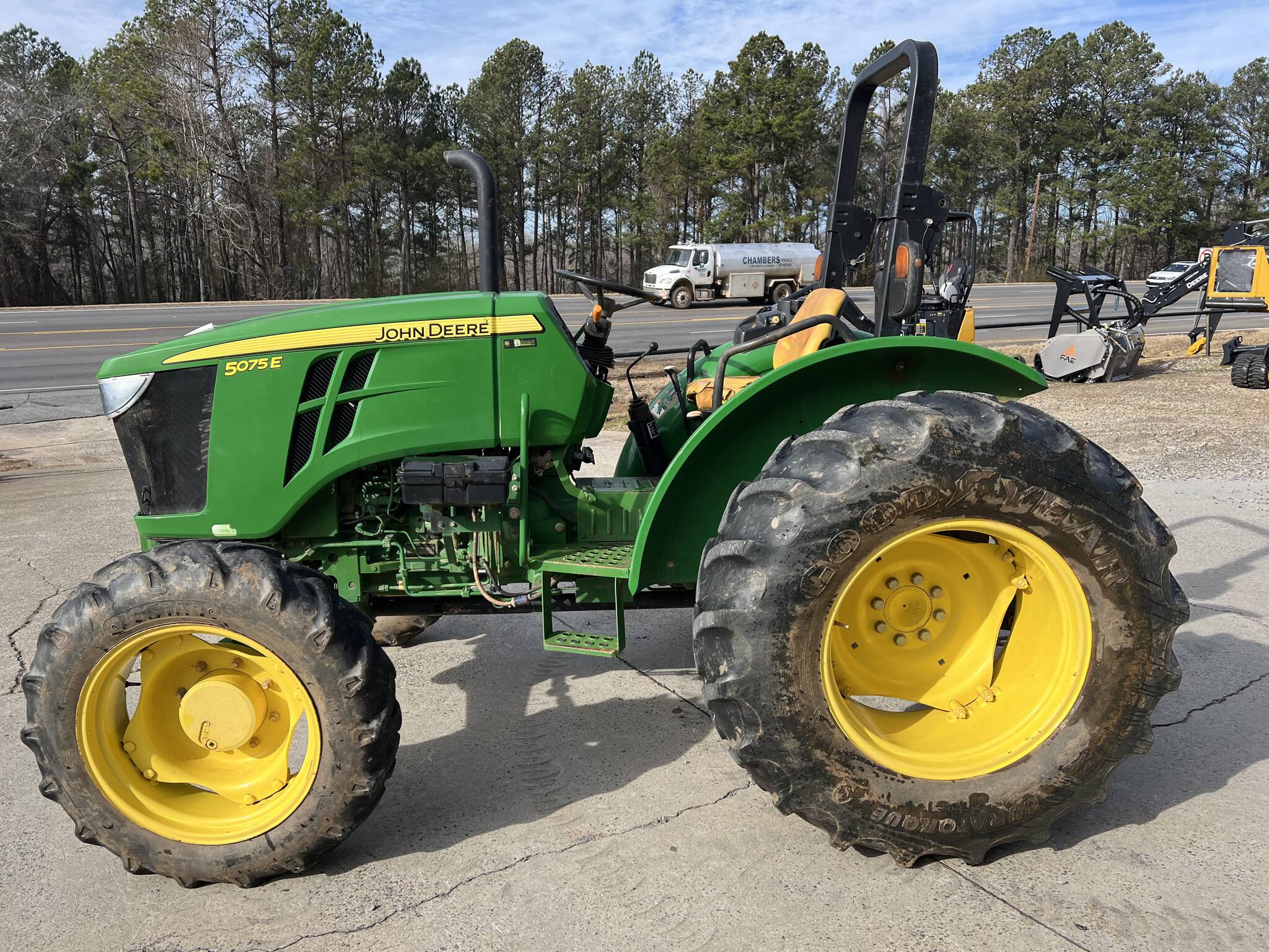 2016 John Deere 5075E Image 6