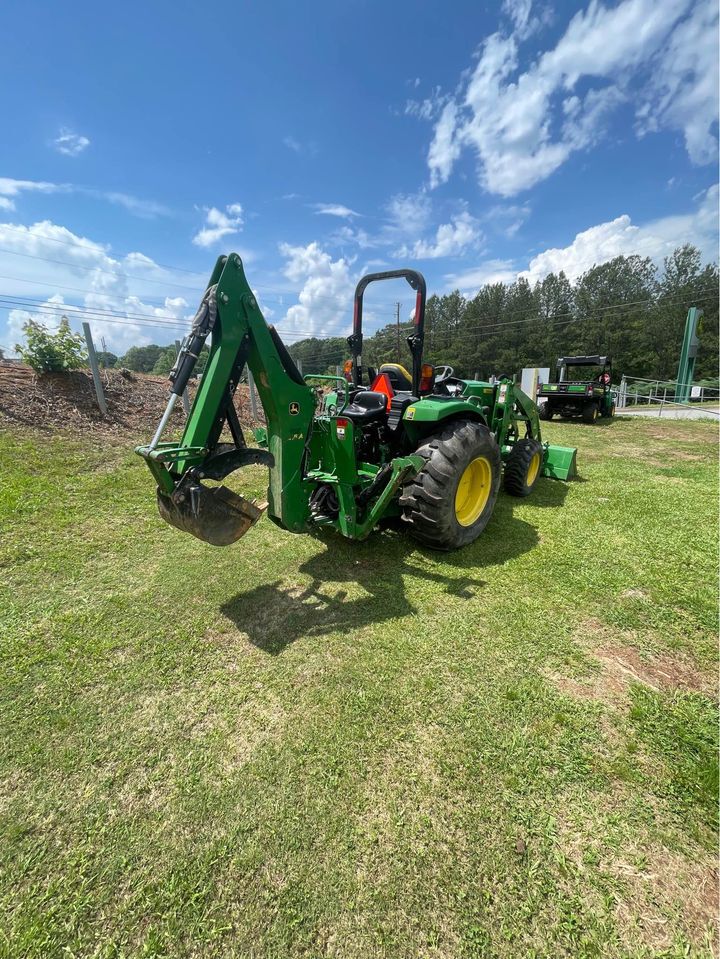2018 John Deere 4052R Image 5
