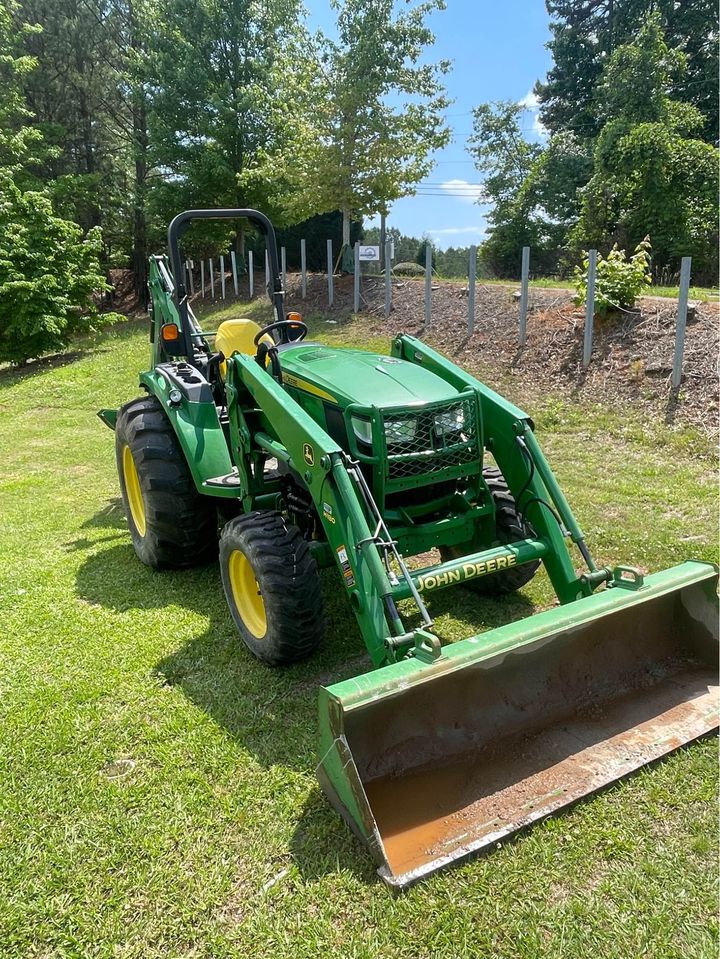 2018 John Deere 4052R Image 2