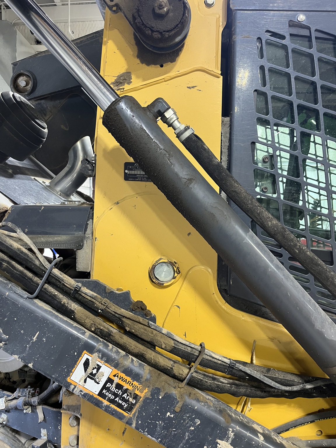 2017 John Deere 333G Image 10