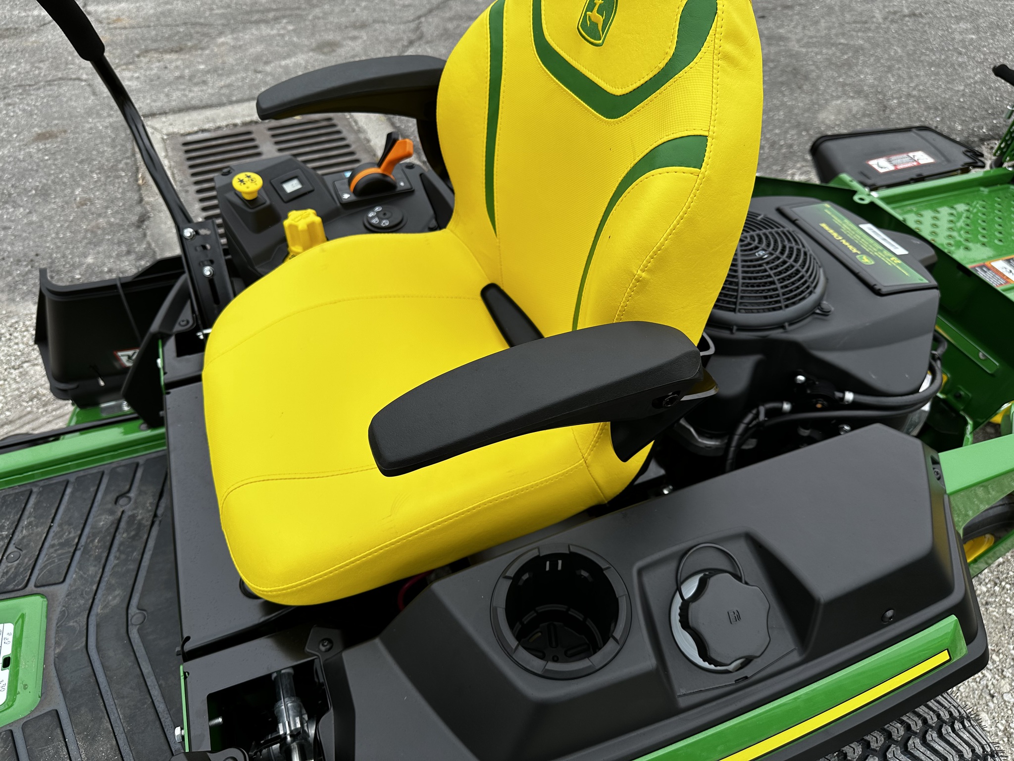 2025 John Deere Z330R Image 7