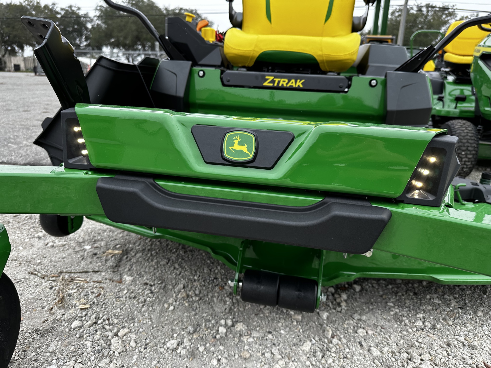 2025 John Deere Z330R Image 9